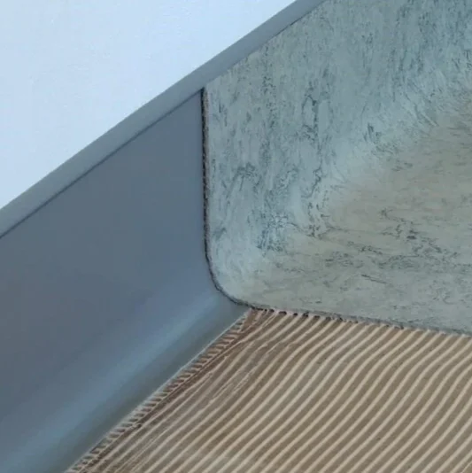 Односоставный коннелюрный плинтус