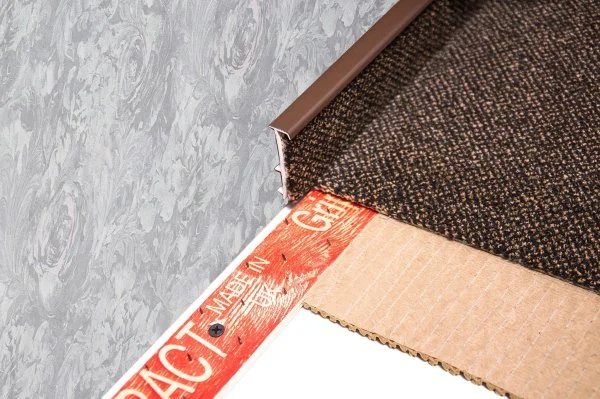 Плинтус для ковролина Korner Listwa 105 Темно-коричневый 2,5м (50мм) в Чебоксарах