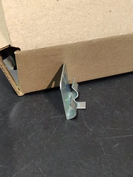 Клипсы к плинтусу MDF Bonkeel (50шт) в Чебоксарах