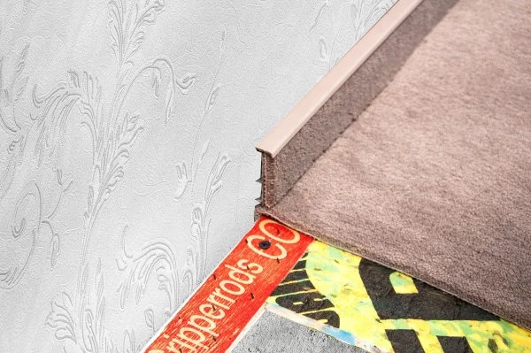 Плинтус для ковролина Korner Listwa 102 Беж 2,5м (50мм) в Чебоксарах